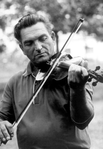 Tivadar Kovács, Romanian first fiddler (cigányprímás) of Méhkerék (Békés County, Eastern Hungary) playing in Szeged in 1973. He was the first folk fiddler that Béla Halmos studied with. Photo: György Hidas, Táncház Foundation.