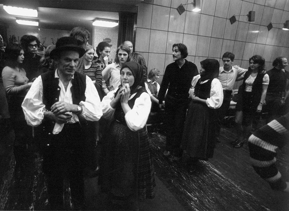 Dancers wait for the music to start, with Erzsébet Nagy, Mária Pirkmayer, Szilárd Szabó, Sándor Csoóri, István Altorjai, and Márta Szabó (back, left)