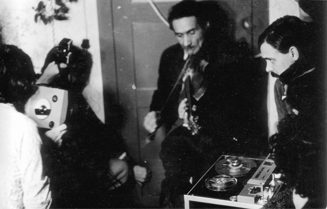 Géza Csapai plays fiddle while István Pávai films and József Simó records; Gagy, 1978