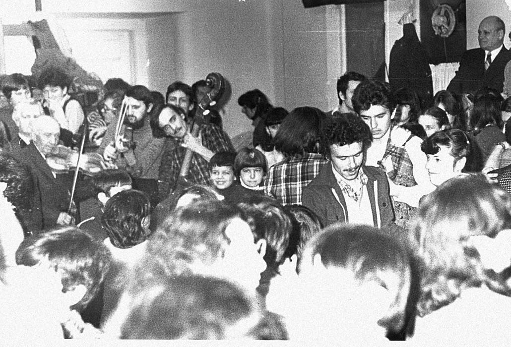 Marosvásárhelyi dance hall event, with István Pávai, Sinkó András, and Magyaró fiddler István "Stefi" Moldován on melody; early 1980s