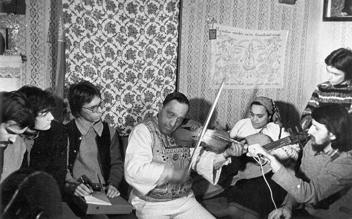 Alpár Kostyák, István "Gázsa" Papp, Árpád Könczei, István Pávai, and Levente Székely record Gyimes resident Mihály Pulika "Halmágyi" in January of 1978